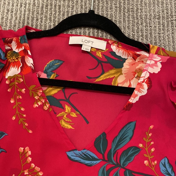Loft magenta floral top. Like new. Size small. - Picture 4 of 6